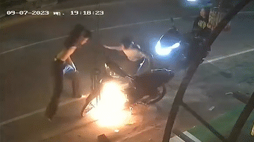 Xe máy bốc cháy, 2 thanh niên cởi áo dập lửa 