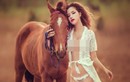 Thiếu nữ Sài Thành chụp ảnh “mát mẻ” bên ngựa hoang là ai?