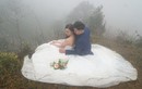 Cô dâu mặc váy vai trần chụp ảnh trên đỉnh Ô Quy Hồ băng giá