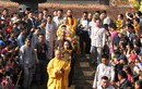 Hàng vạn du khách nô nức đi khai hội chùa Hương