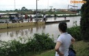 Một ngày sau mưa, người dân Hà Nội vẫn bị nước cô lập