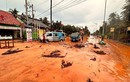 Bình Thuận: Cát tràn xuống đường sau cơn mưa lớn