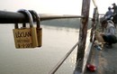 Ảnh: “Tình yêu han gỉ” trên cây cầu trăm tuổi ở Hà Nội