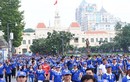 Hàng ngàn người “phủ xanh” phố đi bộ cổ vũ Đoàn Thể thao Việt Nam