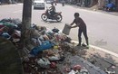 Kinh hoàng: Rác ngập thị xã Sơn Tây, tràn đến cửa trụ sở phường