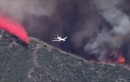 Video: Cận cảnh quá trình dập đám cháy bằng máy bay ở Mỹ