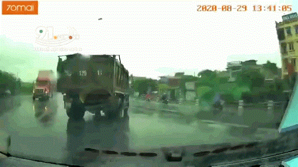 Video: Tránh xe bên sang đường, container “drift” kinh hoàng dưới trời mưa