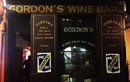 Vẻ cổ kính, hoành tráng ở quán rượu lâu đời nhất London
