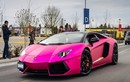 Lamborghi Aventador màu hồng rực rỡ trên phố 