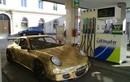 Porsche vàng chạy bằng sức người ngao du trên phố
