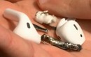 Apple AirPod bốc khói ngay trong tai iFan rồi phát nổ