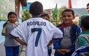 Nạn nhân nhí động đất Nepal ngạc nhiên nhận quà của Ronaldo