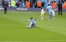 Kompany quét trụ con gái như với đối thủ trên sân