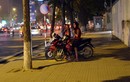Đủ chiêu hút khách của “bướm đêm” trên phố Hà Nội 