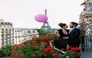 Gái xinh tung tẩy ôm bóng bay màu hồng phượt khắp Paris