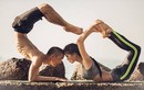 Bộ ảnh vợ chồng Việt tập Yoga trên bờ biển cực chất
