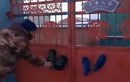 Video: Rét kỷ lục đến mức giày, tất dính cứng trên cửa cổng
