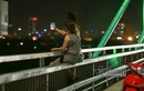 Hãi hùng kiểu ngồi hóng mát trên cầu Nhật Tân 