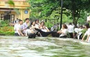 Đang chụp ảnh kỷ yếu bỗng trời đổ mưa, học sinh có bộ ảnh siêu lầy