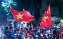 Người hâm mộ “thắp sáng” Hồ Gươm mừng Olympic Việt Nam vào tứ kết Asiad 2018