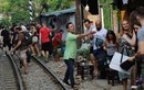 Quán cà phê bên "đường ray tử thần" ở Hà Nội đông nghẹt khách Tây