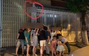 Dân tình xếp hàng chụp ảnh trước nhà Cựu Viện phó VKS ѕàм ѕỡ bé gái
