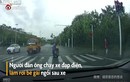 Video: Người lái xe đạp điện làm rơi bé gái ngồi phía sau 
