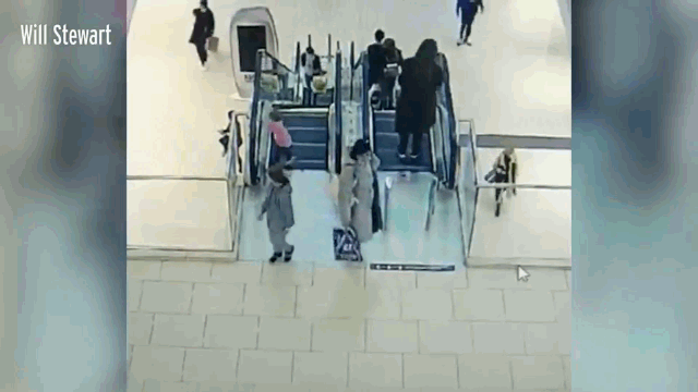 Video: Màn giải cứu bé gái bị kẹt tay vào thang cuốn