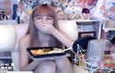 Tạo dáng gây hiểu nhầm, nữ streamer khiến netizen tưởng "khỏa thân"