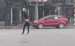 Gái xinh vô tư nhún nhảy giữa đường, netizen bàn tán xôn xao