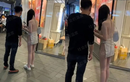 Mặc đồ "như không" ra đường, cô gái khiến netizen lắc đầu chán nản
