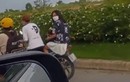 Netizen tranh cãi chàng trai dắt xe... chú ý vị trí của cô gái