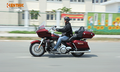 Cầm lái CVO Road Glide Ultra giá 2,1 tỷ tại Việt Nam