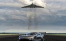 Aston Martin Vulcan mặt đất diện kiến Avro Vulcan trên trời