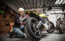 Ngắm cô nhà báo "chất lừ" cùng xế nổ Ducati Scrambler 