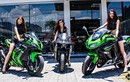 Chân dài Việt "đè chết" bộ 3 siêu môtô khủng Kawasaki