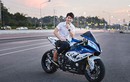 Hot boy lái siêu môtô BMW S1000RR đi giao pizza gây “bão“