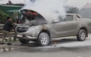 Xe Mazda BT-50 bốc cháy ngùn ngụt tại Nghệ An