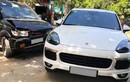 Chủ xe Isuzu "méo mặt" vì đâm phải xe sang Porsche Cayenne