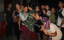 Trắng đêm chờ đón thi thể các nạn nhân nổ xe khách ở Lào