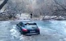 Mạo hiểm lái Porsche qua sông, bị mắc kẹt giữa dòng nước