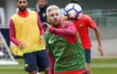 Messi khoe kỹ thuật "xỏ háng" đồng đội trên sân tập