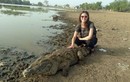 Hết hồn nữ du khách cưỡi cá sấu khổng lồ chụp ảnh