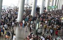 Sân bay Tân Sơn Nhất đông nghịt người đón Việt kiều về quê ăn Tết
