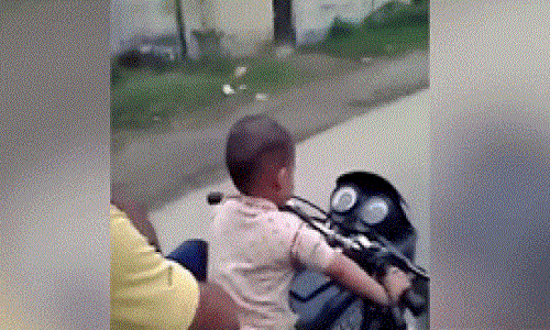 Thót tim bé 3 tuổi lái môtô cỡ lớn, chở 3 lao vun vút
