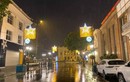 Hà Nội mưa lớn bất thường, đường phố vắng lặng dù sắp giao thừa