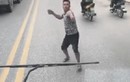 Video: Nam thanh niên chặn đầu ô tô thách thức rồi cầm gạch ném vỡ kính