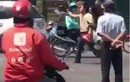 Video: Người đàn ông cầm dao chém xe khách, bị đánh dã man