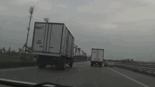 Video: Vượt ẩu tạt đầu xe tải, tài xế ô tô con nhận kết đắng 