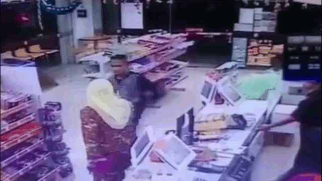 Video: Đi cướp gặp đúng nữ “cao thủ”, tên cướp bỏ chạy trối chết 